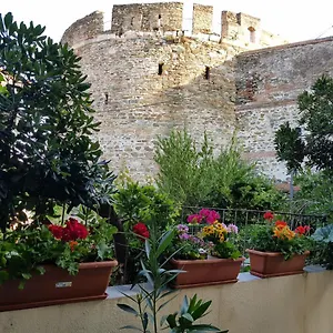 https://apt-fridas-house-in-old-town.hotelschalkidiki.net